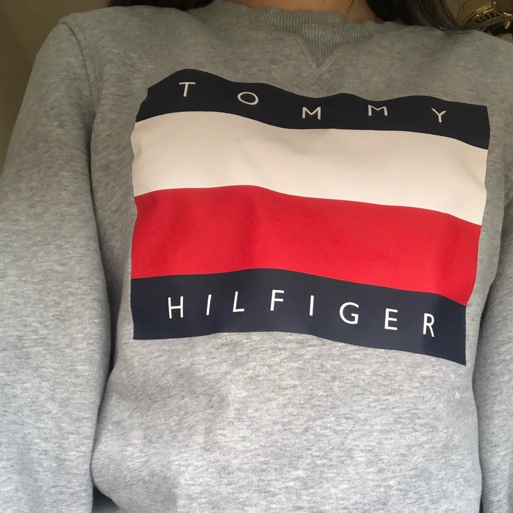 gray tommy hilfiger crew neck hoodie
